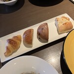 コグスダイニングカグラザカ - 追加パン。チーズのやつ、オススメ