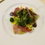 ヴィオレット・ステラ - 前菜・季節野菜の一皿　愛媛県八幡浜直送、寒ブリのマリネ　彩り豊かな地場野菜のサラダ　人参のソース