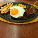 ロイヤルホスト - 黒✕黒ハンバーグ目玉焼きのせ・ブラウンバターソースです。