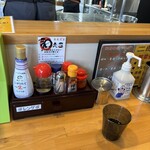 文蔵BLACK - 豊富なコンディメンツ。ニンニクが王道家の無限ニンニクを彷彿させるような味付け系だった。和え玉もあるし研究しとるな