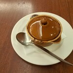 ロイヤルホスト - 蓋をしたオニオングラタンスープの容器です。