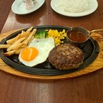 ロイヤルホスト - 黒✕黒ハンバーグの目玉焼きを、左にずらした様子です。