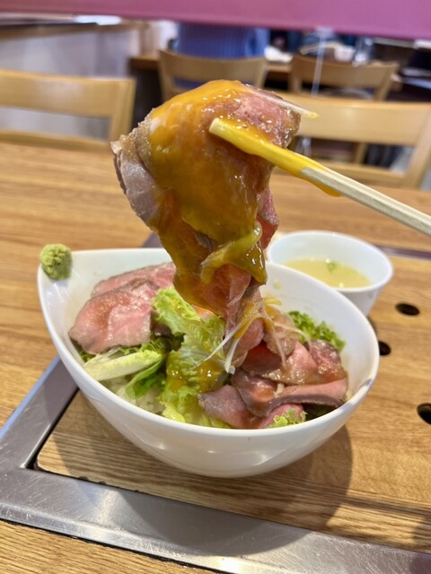 卵と絡めたローストビーフ丼