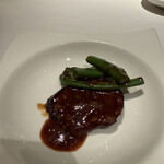 中国飯店 富麗華 - えぞ鹿肉の炒め　柔らかくて臭みもクセも全くなくて、牛肉よりも美味いかも　お腹いっぱいで一枚はあげました。