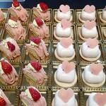 オールデイダイニング カリフォルニア - いちごとピスタチオのモンブランタルト、いちごのヨーグルトムース