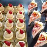 オールデイダイニング カリフォルニア - いちごとアールグレイのムース、いちごのシャルロット