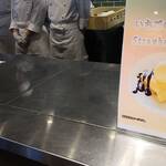 オールデイダイニング カリフォルニア - ライブキッチン　いちごのモンブラン、いちごのクレープ