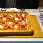 オールデイダイニング カリフォルニア - いちごデニッシュ。いちごの白い面と赤い面が交互に見えるよう陳列されているのにも、こだわりを感じます！