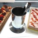 オールデイダイニング カリフォルニア - いちごとチョコレートのショートケーキ、いちごとホワイトチョコレートのムース