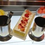 オールデイダイニング カリフォルニア - いちごのロールケーキ、いちごのショートケーキ、いちごマカロン