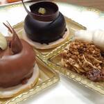 オールデイダイニング カリフォルニア - (左から時計回りに)ミルクチョコレートとカシスのムース、ショコラパッションムース、ムラングシャンティ―