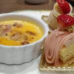 オールデイダイニング カリフォルニア -  (左から時計回りに)いちごブリュレ、いちごとアールグレイのムース、いちごとピスタチオのモンブランタルト