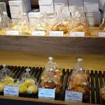 オールデイダイニング カリフォルニア - レストラン店頭ではパンも売っています。