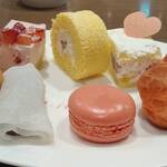 オールデイダイニング カリフォルニア -  (左から順に手前1列)いちごミルクパン、いちごの求肥包み、いちごマカロン、いちごシュークリーム、いちごブリオッシュ)