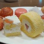 オールデイダイニング カリフォルニア -  (左から順に手前1列)いちごブリオッシュ、いちごのショートケーキ、いちごのロールケーキ、いちごとホワイトチョコレートのムース