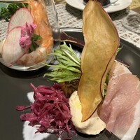 カジュアルフレンチ　アミー - 左がカブと豆乳のムース、右が隠れてるけどキッシュ。添えられているものも全部美味しい。