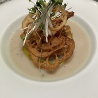 カジュアルフレンチ　アミー - 里芋とアーモンドミルクのヴルーテ。ポタージュより濃くてまろやか。レンコンチップもいい感じで、奥に鶏肉のバロティーヌが隠れています。