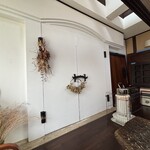 一保堂 - 蔵。白壁が美しい。