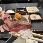 新宿牛タンローストビーフ 白か黒 - 