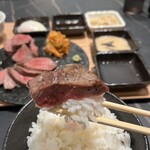 新宿牛タンローストビーフ 白か黒 - 