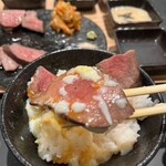 新宿牛タンローストビーフ 白か黒 - 