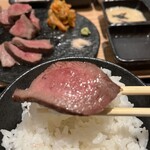 新宿牛タンローストビーフ 白か黒 - 