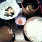 なかむら KITCHEN - えんがわの酢の物、みょうが入り冷奴、梅干し、ご飯、味噌汁