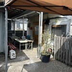 丸池製麺所 - お店の外の席。寒くてこの日は使う人無し。