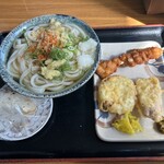 丸池製麺所 - かけ(あつい､大 ¥500) 唐揚げ(¥160) 玉ﾈｷﾞ&芋(¥140) ｱｻﾘおむすび(¥120)