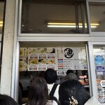 丸池製麺所 - やっと入口手前まで来ました‼︎