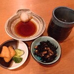 はせ川 - 小鉢のひじきと香の物、おろしポン酢とお茶