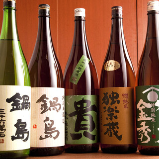 全国から厳選した日本酒を料理と共に楽しむ
