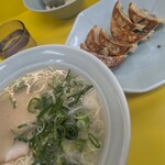 味心 - 塩とんこつラーメン  700円　　餃子  380円