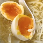 ラー麺専門店 こしがや - このスープには半熟が合うね！