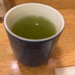 蓬莱屋 - これは急須から注いだ２杯目。１杯目はぬるめの煎茶で飲みやすい。急須は濃いめで熱く工夫がされてる。