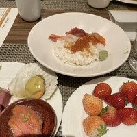 シースケープ テラス・ダイニング - 海鮮丼、ホタテ、肉寿司、いちご