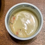 日本料理 梅林 - これは途中で出てきたアクティビティ、イサザのおどり食い。ピチピチと跳ねる生きた小魚を三杯酢で流し込みますw