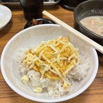 老虎苑 - 大盛ごはんを、半分白ごはんで食べたら、残りはSTKGにします。スクランブルたまごにマヨに醤油