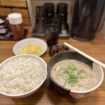 老虎苑 - かす汁定食の、ごはん（大）と、スクランブルたまご