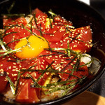 焼栄 - マグロとアボカドのユッケ丼♡