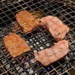 焼肉うし - 焼いてるところ