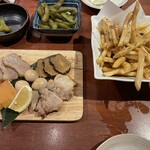 吉祥寺っ子居酒屋 燻し家もっくん - アンチョビポテト490 燻製5種盛り合わせ690