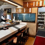 弥助鮨 - りっぱなカウンターに大きな生簀…