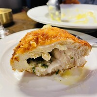 シャイニーアウル 表参道 - チキンキエフ（ガーリックバターを包んだ鶏肉のカツレツ）　