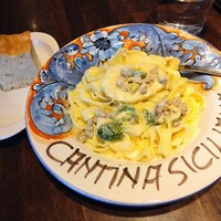 カンティーナ シチリアーナ トゥット イル マーレ 銀座4丁目 - フォカッチャ&パスタ(サルシッチャと芽キャベツのシチリアンレモンクリームフェットチーネ)