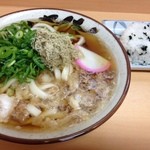 立ち喰いうどん・そば へそ 大久保駅前店 - 病みつき・クセになります。大阪では有名な油かすを使った！かすうどん【500円】おにぎりに良く合います。