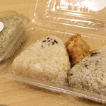 Farm36 - しそ梅酢＆塩おにぎりセット420円と小エビとあおさの天タレおにぎり300円