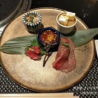 焼肉 喰心 - ■前菜　五種 ・本日の牛刺し・和牛ユッケ・和牛炙り寿司・和牛の白和え　・リンゴとヤーコンのクリームチーズ寄せ 美味しかったです。