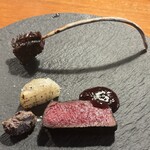 HIGASHITANI  - 鹿：外腿肉 レバーパテ リブ 3時間焼いた蕪 木苺のソース