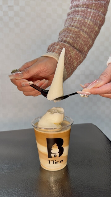 巨大アイスクリーム こんにちは☀️ アイスdeナイト天満です🍦 大名ソフト出張中の5